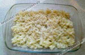 Форму для выпечки смазать маслом , выложить капусту , предварительно слив воду и отжав