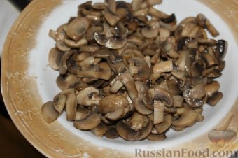 Фото приготовления рецепта: Пирог с мясом утки, картофелем и грибами - шаг №8 Фото приготовления рецепта: Пирог с мясом утки, картофелем и грибами - шаг №8